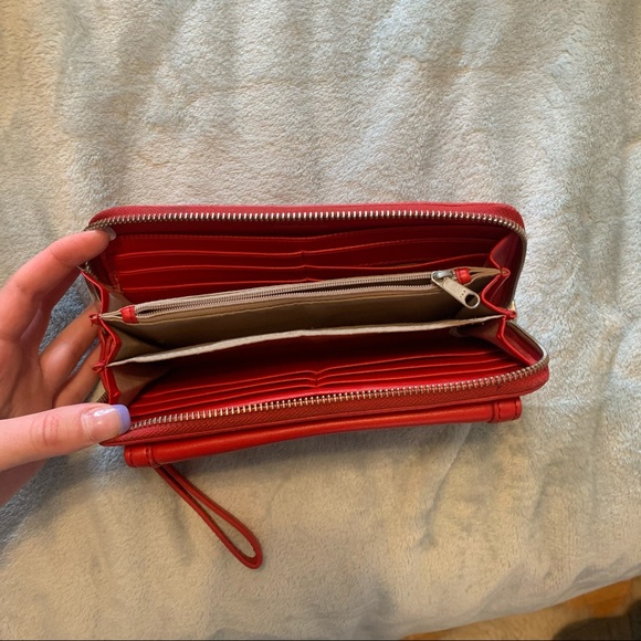 Danier red wallet with wristlet - Picture 2 of 2